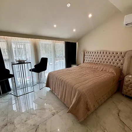 Luxurious House With Deluxe & Free Secured Parking Apartament *