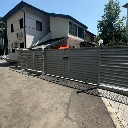 Luxurious House With Three Deluxe & Free Parking Apartment *