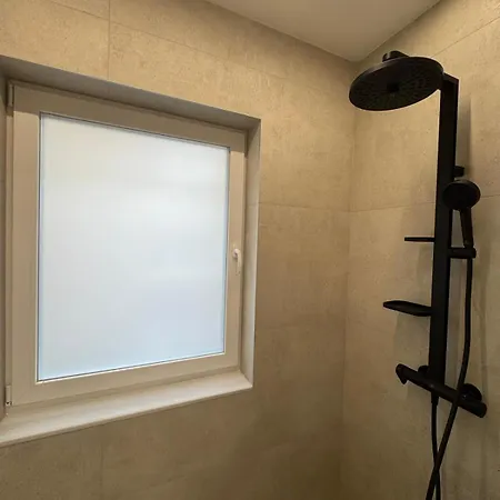 Luxurious House With Deluxe & Free Secured Parking Apartament *