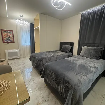 Luxurious House With Three Deluxe & Free Parking *