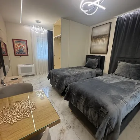 Luxurious House With Three Deluxe & Free Parking Apartament *