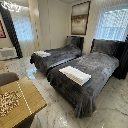 Apartment Luxurious House With Deluxe & Free Secured Parking