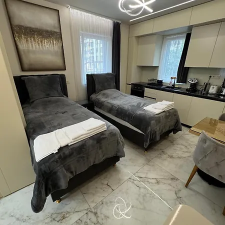Luxurious House With Deluxe & Free Secured Parking Apartament *