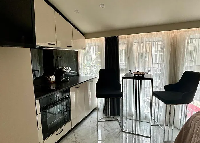 Luxurious House With Deluxe & Free Secured Parking