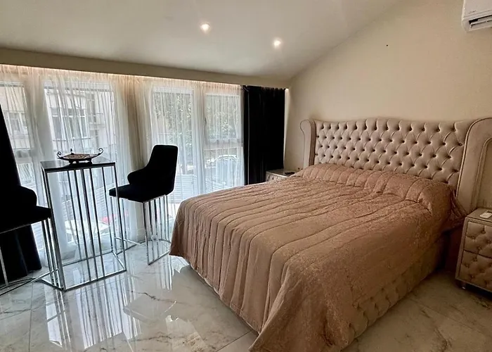 Luxurious House With Deluxe & Free Secured Parking Lägenhet *