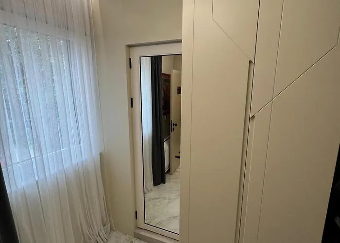 Luxurious House With Deluxe & Free Secured Parking Apartament *