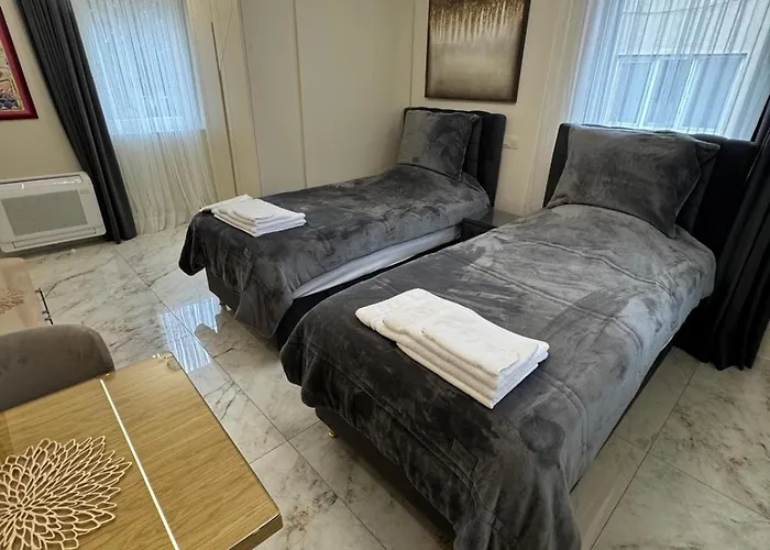 Apartament Luxurious House With Deluxe & Free Secured Parking