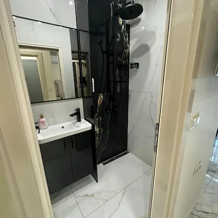 Luxurious House With Deluxe & Free Secured Parking 아파트