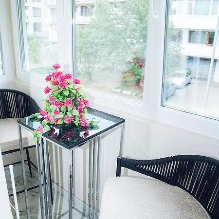 Luxurious House With Deluxe & Free Secured Parking 아파트