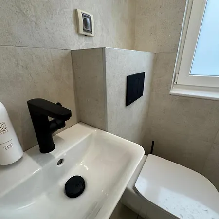 Luxurious House With Deluxe & Free Secured Parking 아파트 *