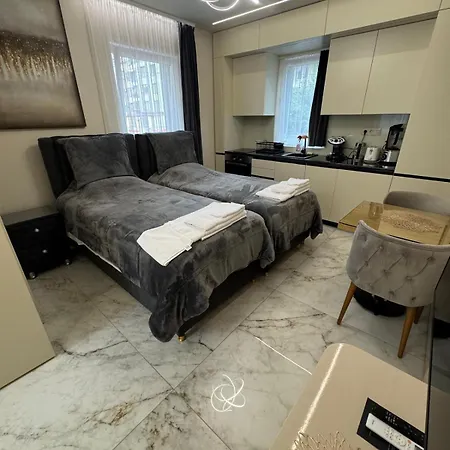 Luxurious House With Deluxe & Free Secured Parking 아파트 *